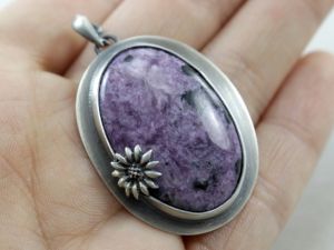 chileart biżuteria autorska czaroit srebro oksydowane kwiat wisior